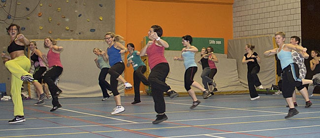 Cours d'Aéroboxe au Hall Omnisport de Ciney, genoux levés en rythme