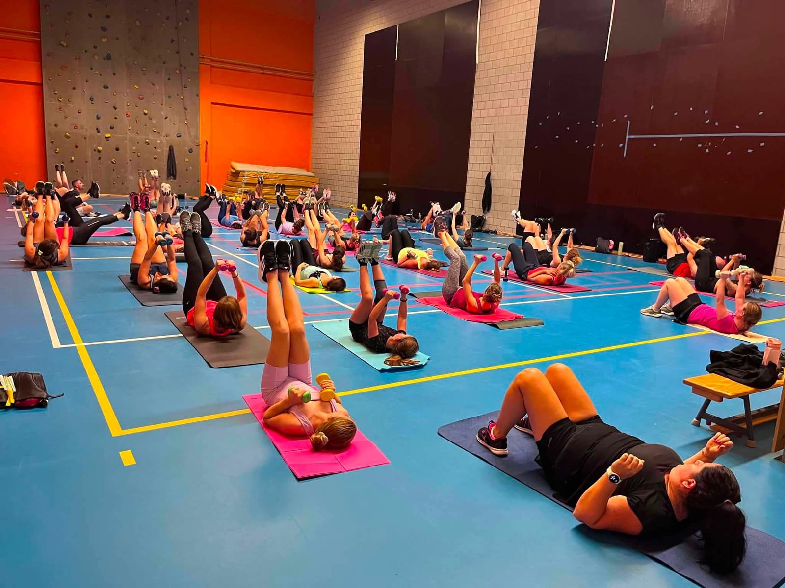 Abdominaux au sol pendant le cours de renforcement, au Hall Omnisport de Ciney
