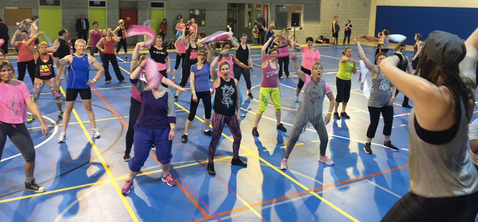 Cours de Zumba au Hall Omnisport de Ciney, le groupe en pleine chorégraphie